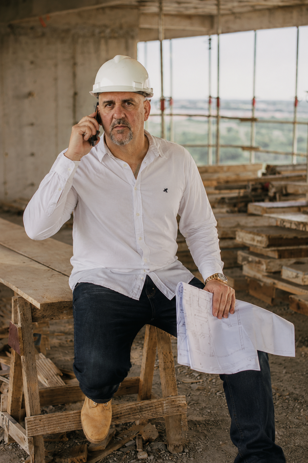 Giuseppe Pagliuca au téléphone sur un chantier